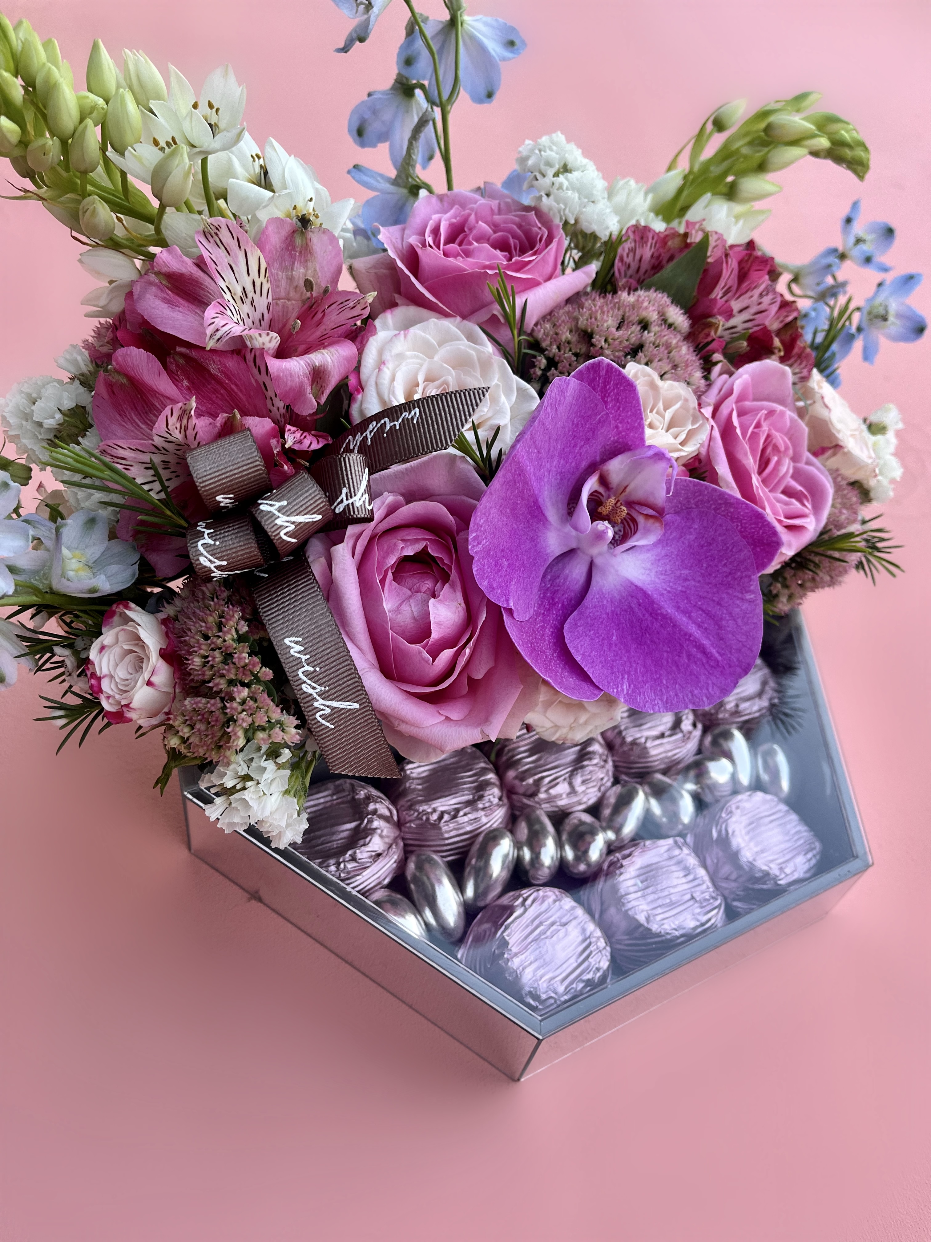 Aynalı Gümüş Pleksi Kutuda Çiçek & Çikolata