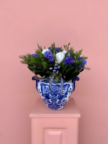 Özel Bleu Blanc Vazoda Şakayıklar ve Sümbüller