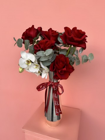 Gümüş Cam Vazoda Kırmızı Güller
