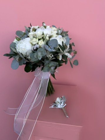 Beyaz Şakayıklar ve Beyaz Güller Karışık Gelin Buketi & Damat Yaka Çiçeği