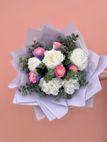 Pink Amethyst Özel Ekvator Gülleri & Beyaz Şakayık Buketi