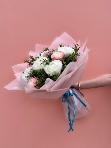Pearl Aurora Özel Ekvator Gülleri & Beyaz Şakayık Buketi