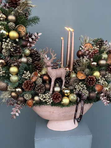 Bronze & Gold Elegance Geyikli & Mumlu Özel Tasarım Yılbaşı Aranjmanı