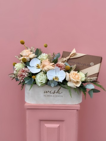 Krem Kadife Kutuda Çikolatalı Çiçek Bahçesi