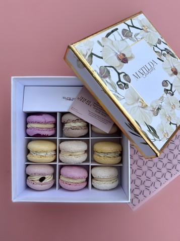 Yeşil Kadife Kutuda Makaron Ve Beyaz Orkide