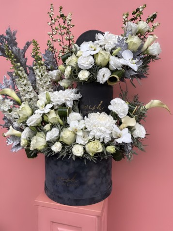 Gri Kadife Kutuda İki Katlı Grand Deluxe Beyaz Çiçek Aranjmanı