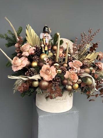 Fancy Kadife Kutuda Fındıkkıran Figürlü Grande Deluxe Yılbaşı Aranjmanı