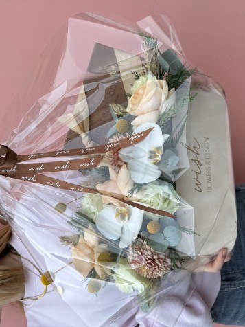 Krem Kadife Kutuda Çikolatalı Çiçek Bahçesi