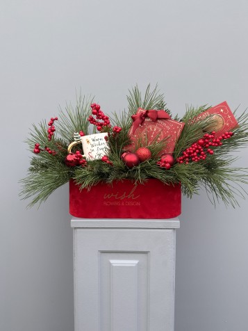 Kırmızı Kadife Kutuda El Yapımı Seramik Bardak Ve Harem Çikolata & Kurabiye İle Yılbaşı Hediye Kutusu