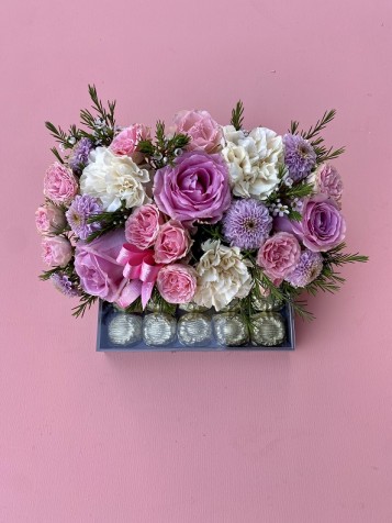 Pembe Çiçekli & Çikolatalı Pleksi Kutu