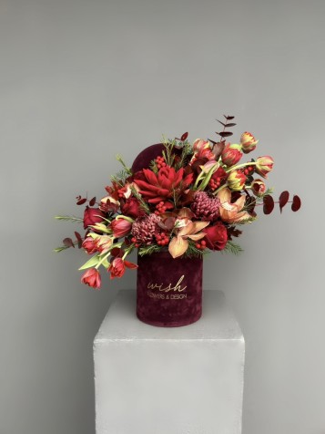 Carine Bordo Kadife Kutuda Kırmızı Lale Aranjmanı