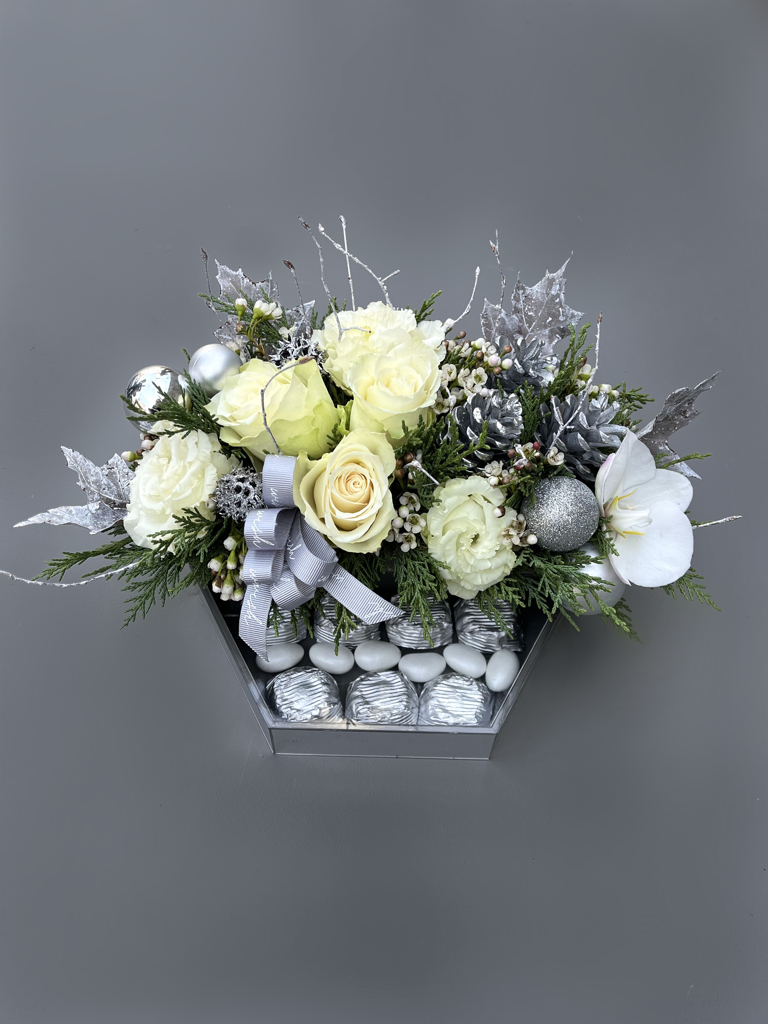Beyaz Çiçekli & Çikolatalı Yılbaşına Özel Gümüş Aynalı Pleksi Kutu