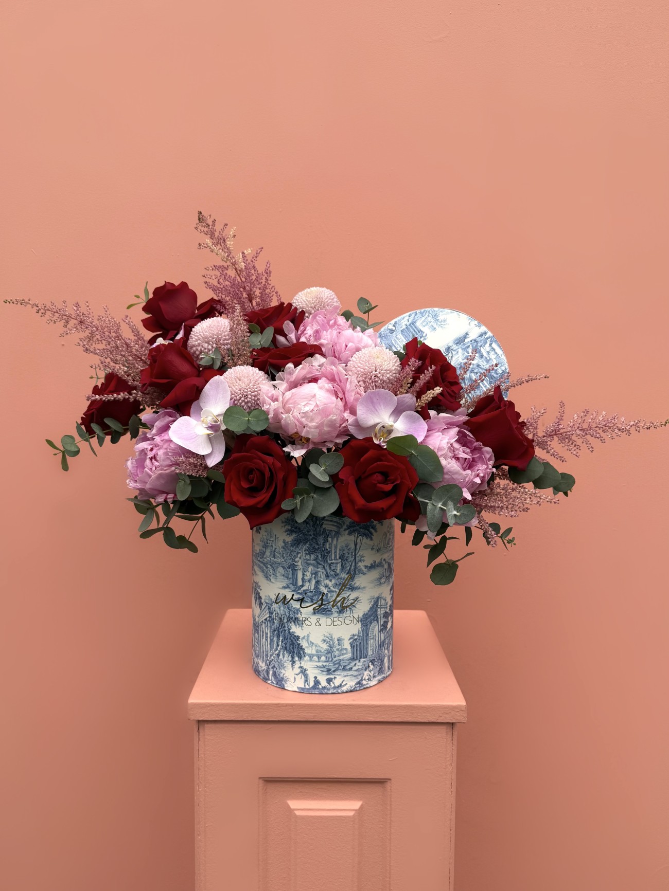 Red Blanc Kutuda Kırmızı Güller Ve Şakayıklar