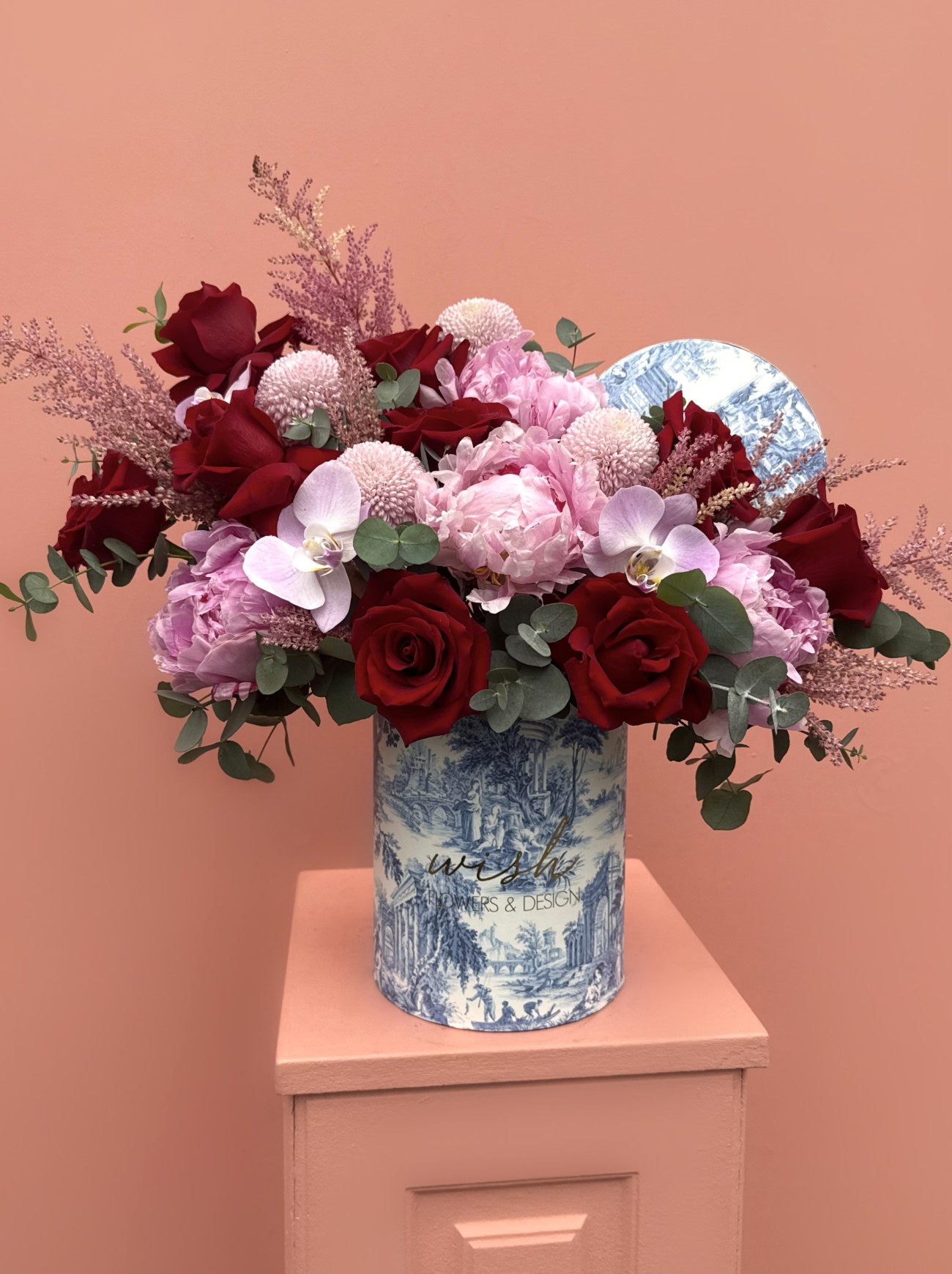 Red Blanc Kutuda Kırmızı Güller Ve Şakayıklar