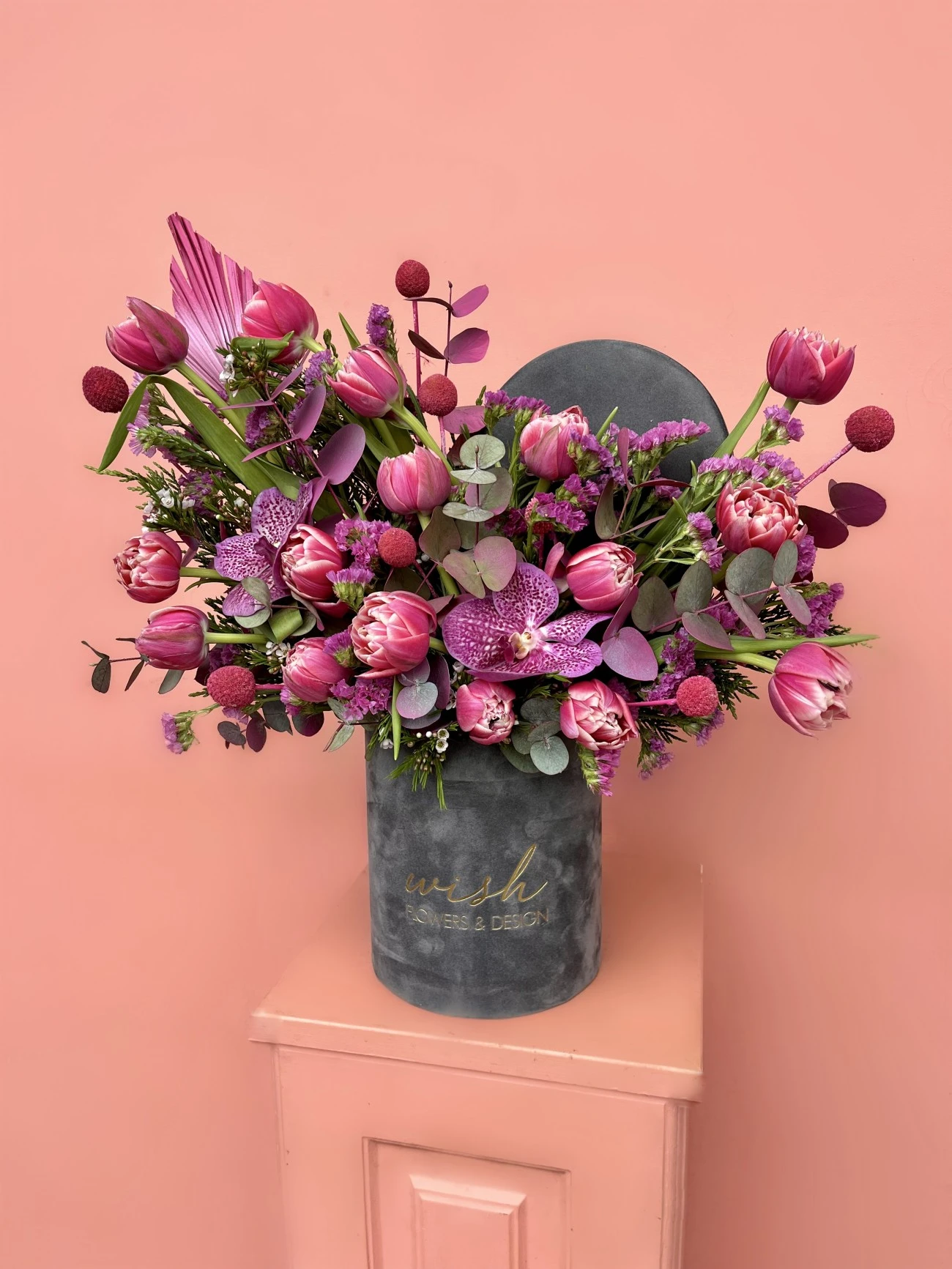 Gri Kadife Kutuda Katmerli Pembe Laleler