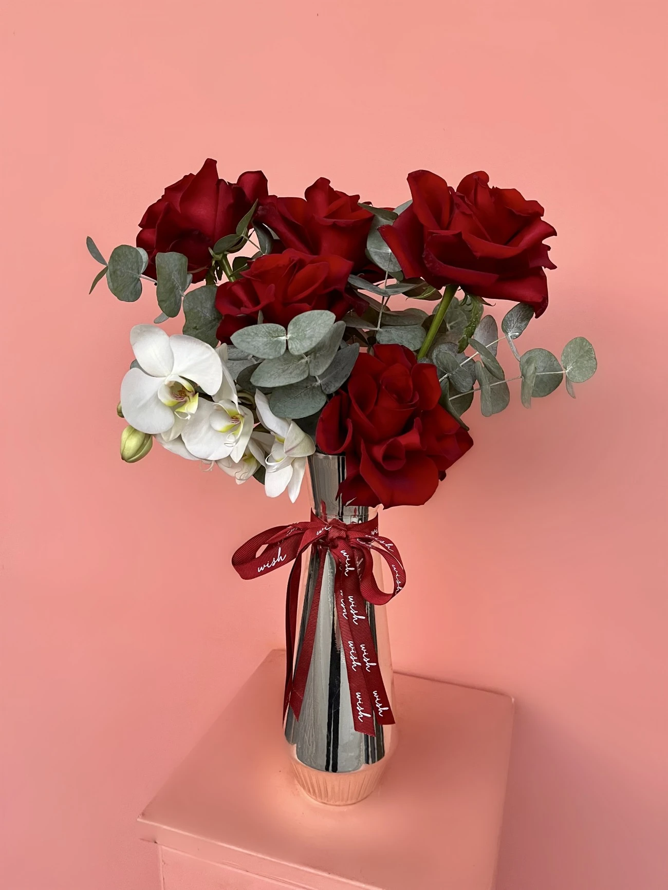 Gümüş Cam Vazoda Kırmızı Güller