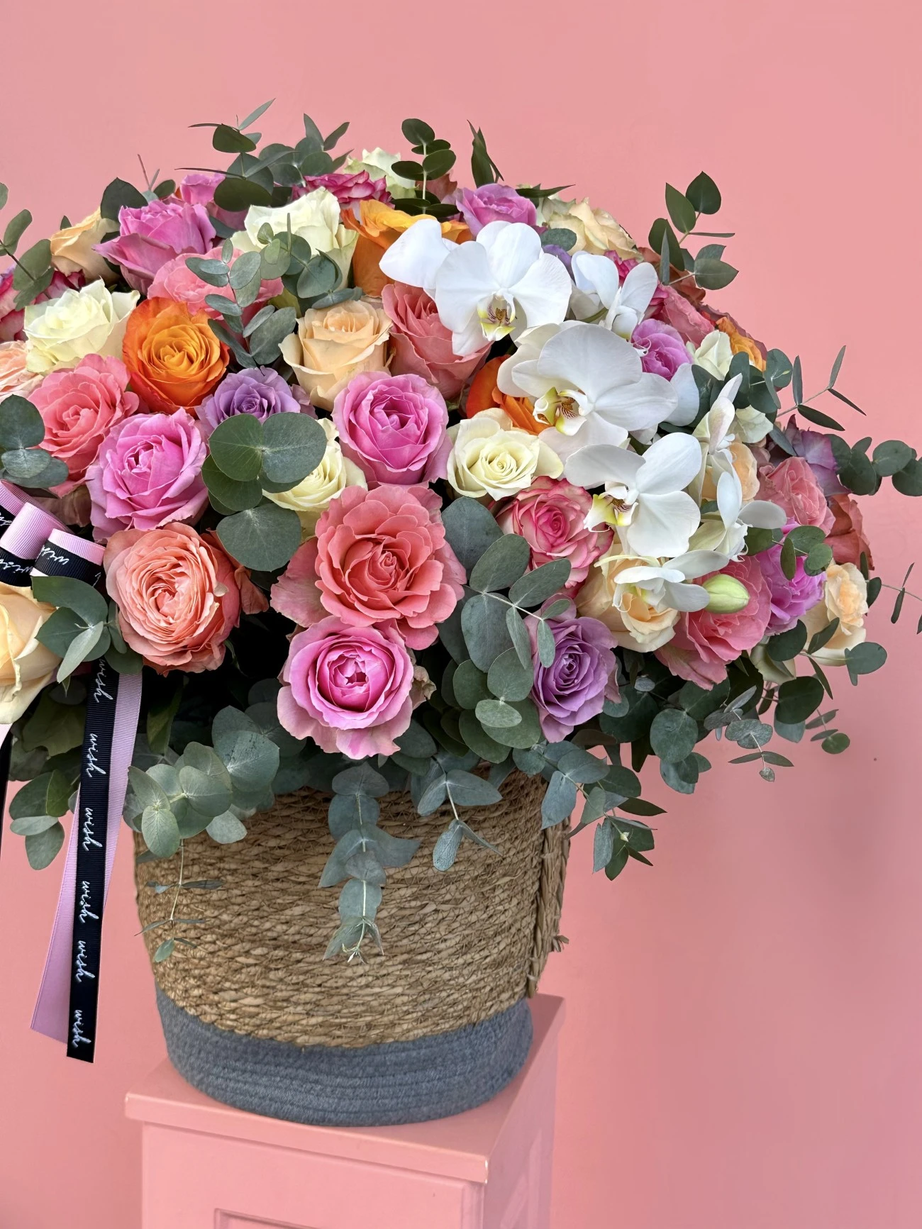 101 Karışık Gül İle Büyük Sepette Deluxe Aranjman