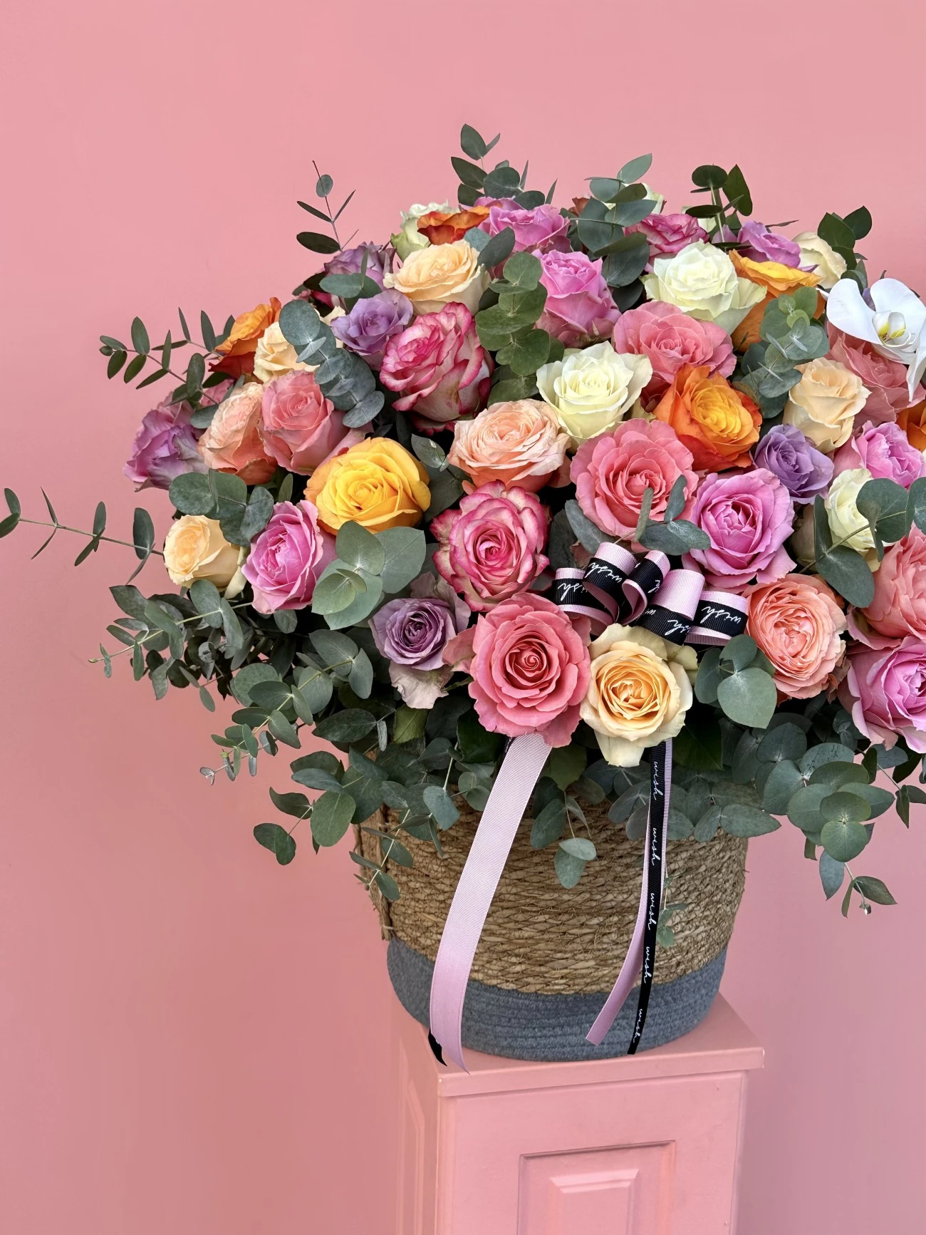 101 Karışık Gül İle Büyük Sepette Deluxe Aranjman