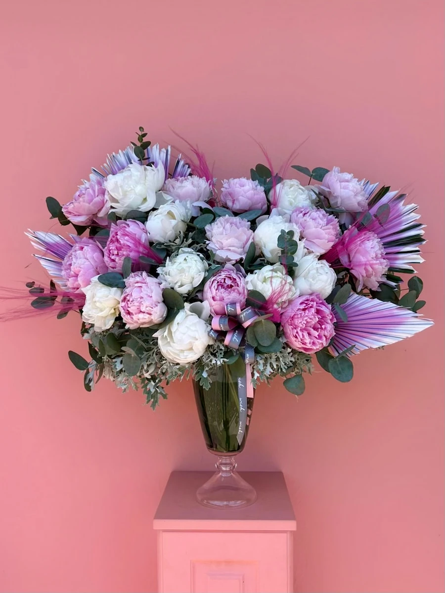 Cam Vazoda Pembe & Beyaz Şakayık Aranjmanı