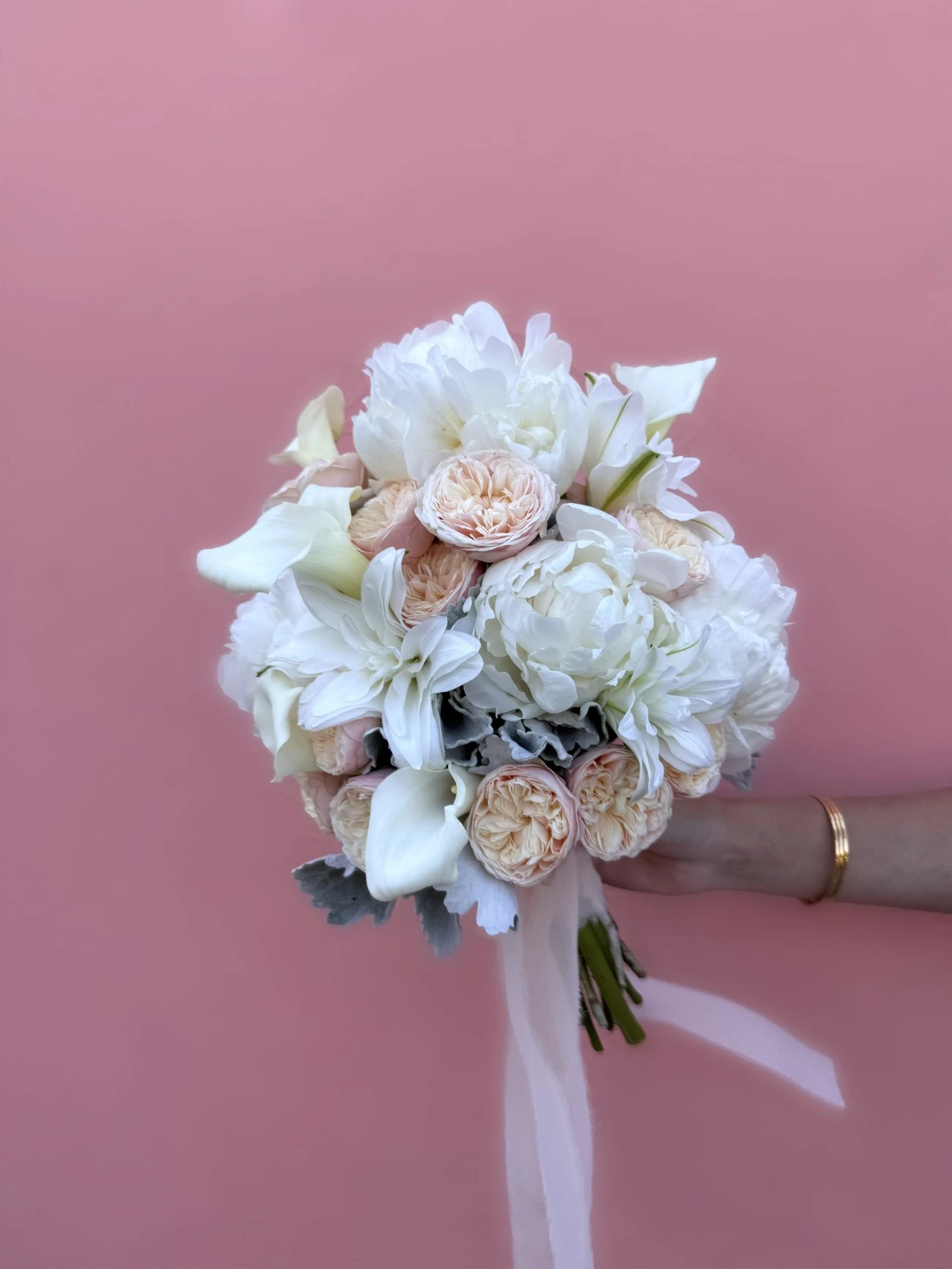Beyaz Şakayıklı Pastel Tonlarda Gelin Buketi