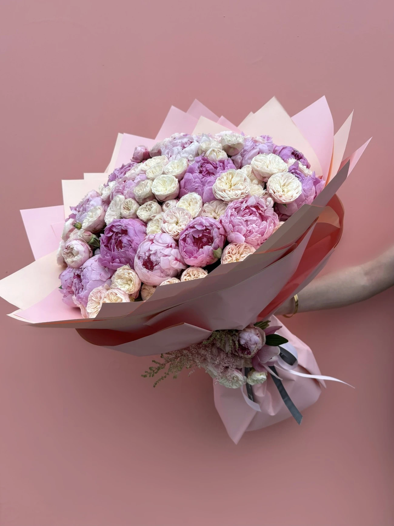 Özel Vuvuzella Çardak Güller & Pembe Şakayıklar Lüks Buket