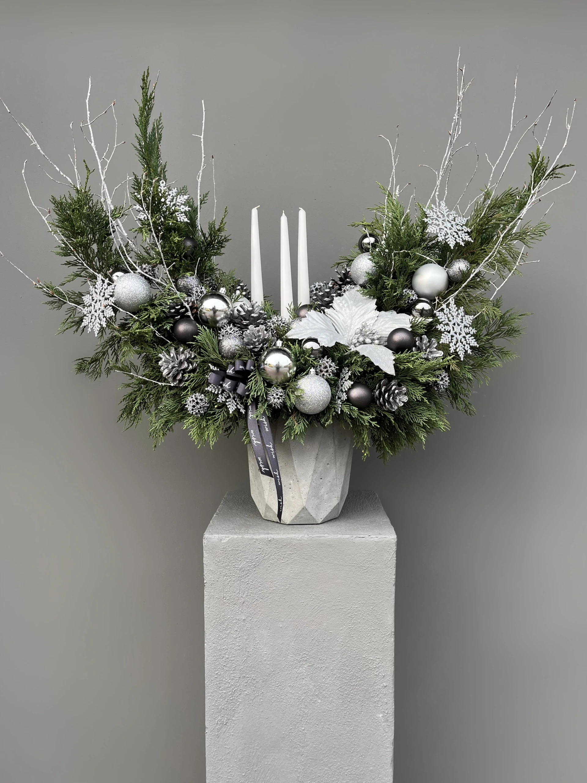 White Ponsetia Özel Tasarım Mumlu Yılbaşı Aranjmanı