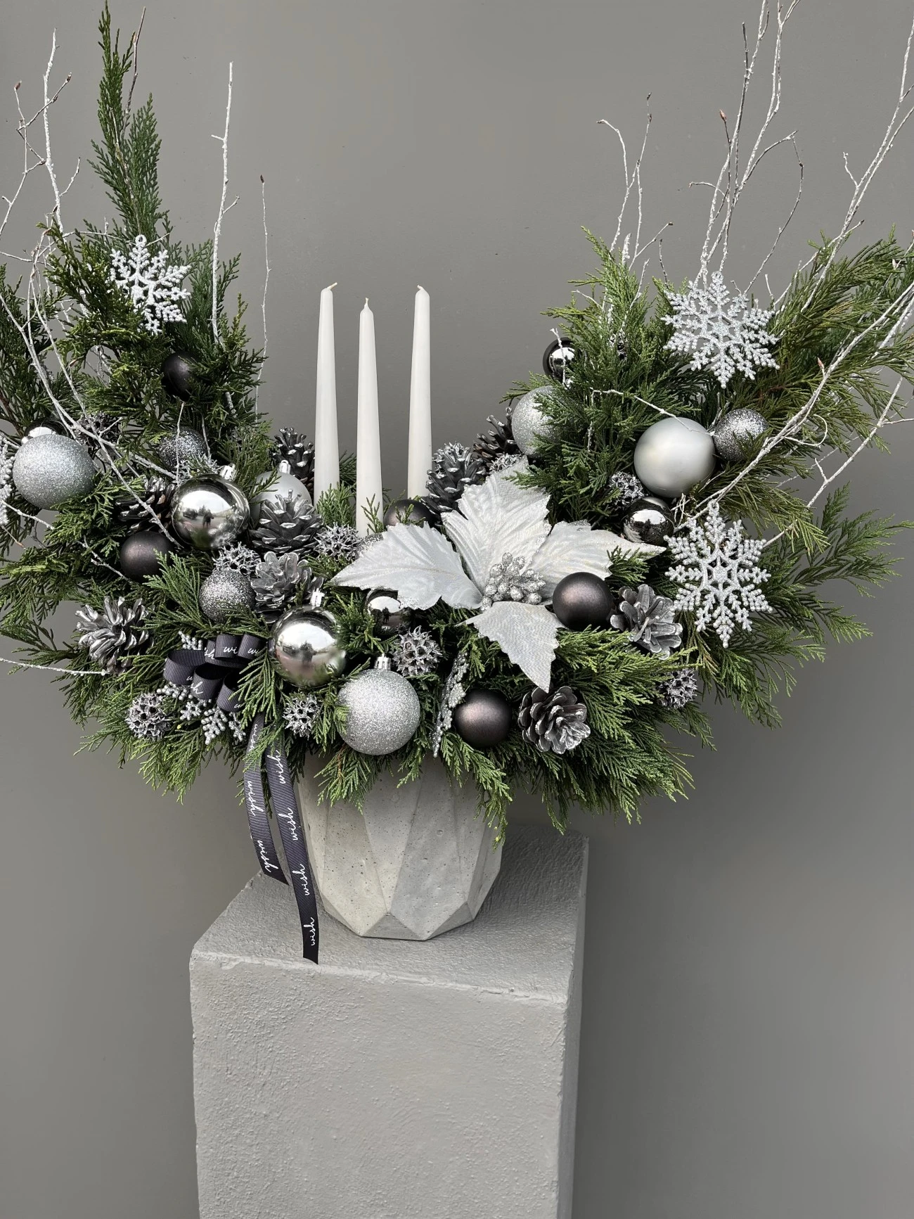 White Ponsetia Özel Tasarım Mumlu Yılbaşı Aranjmanı