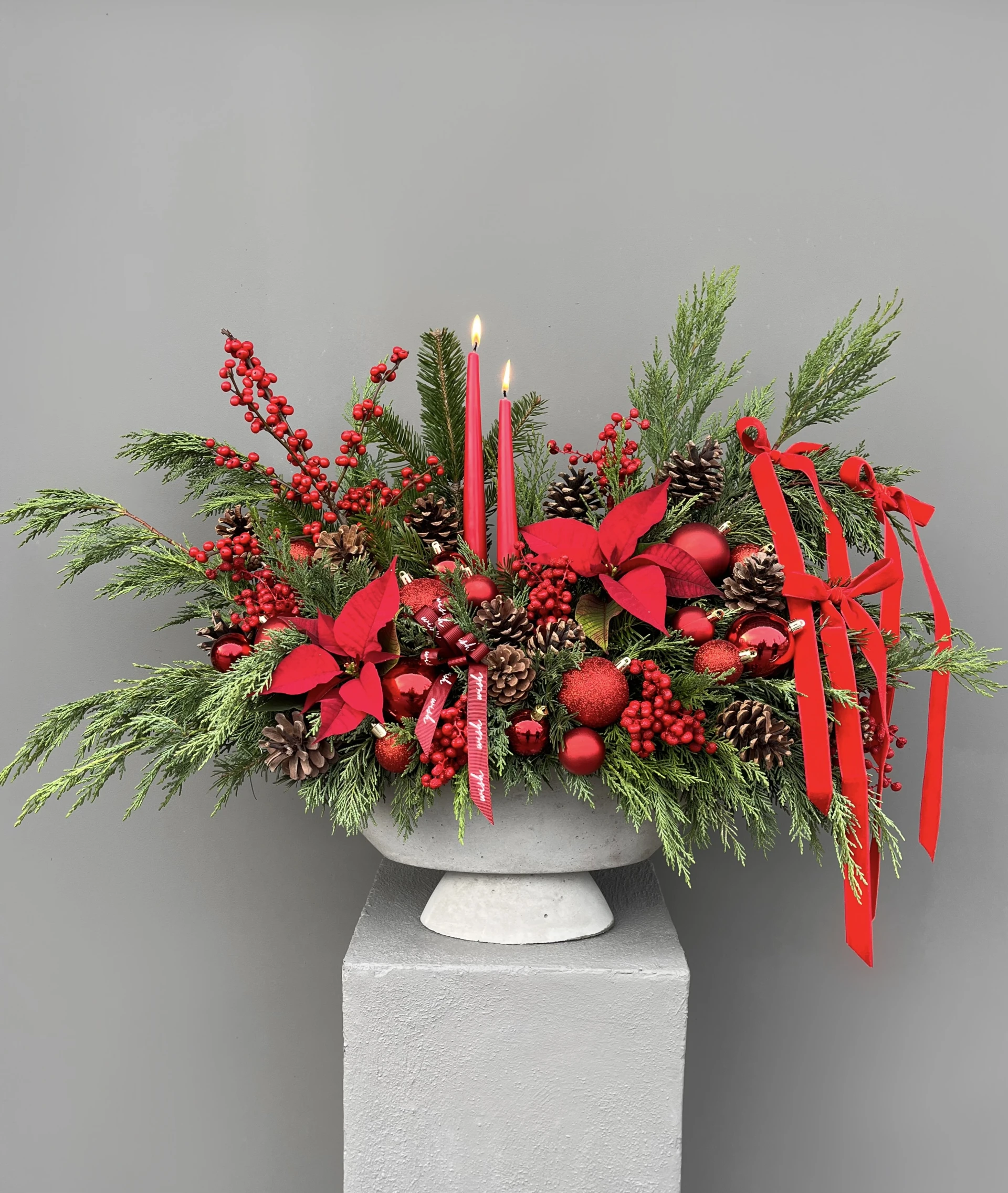 Red Elegance Özel Tasarım Mumlu Yılbaşı Aranjmanı