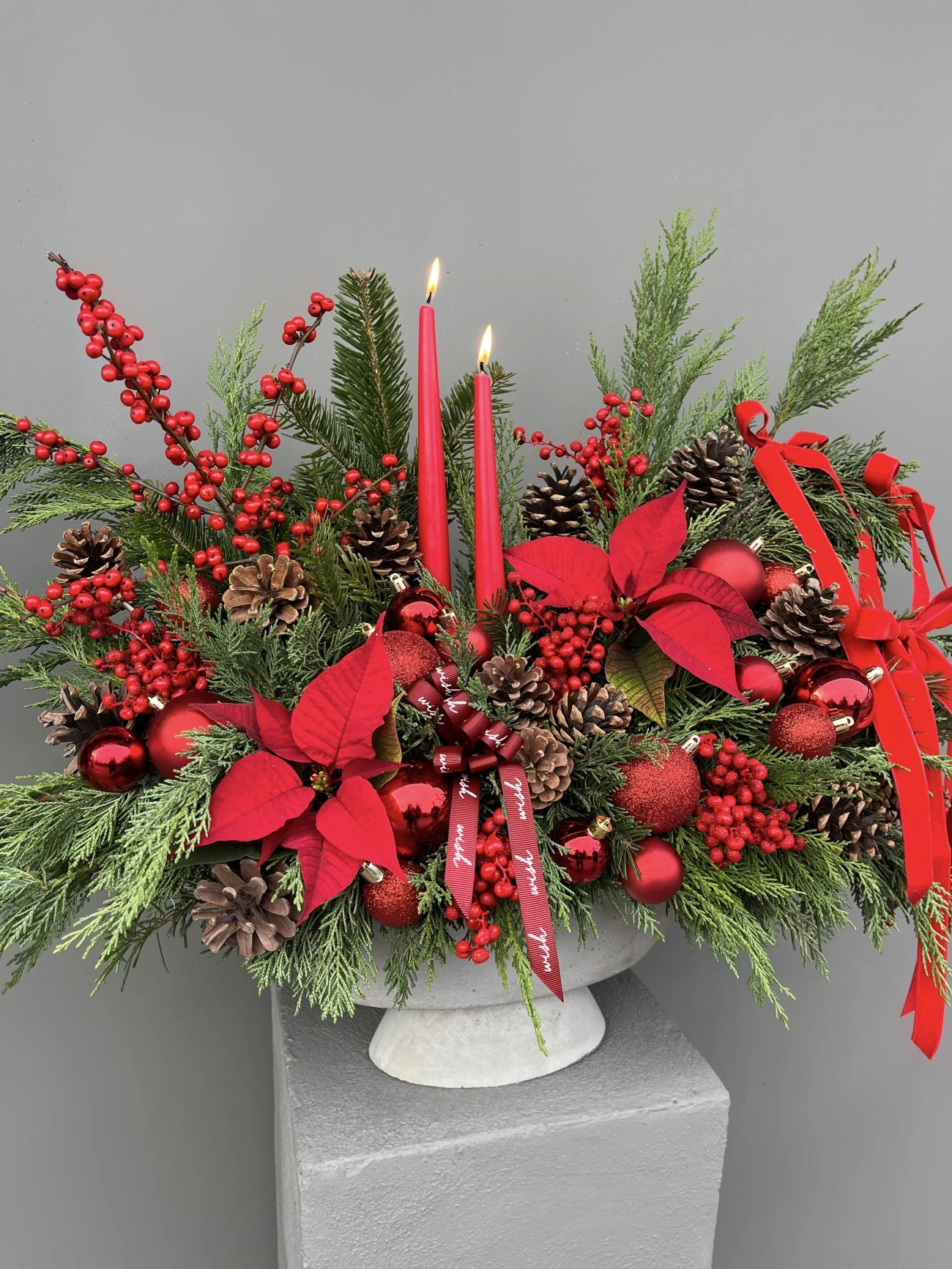 Red Elegance Özel Tasarım Mumlu Yılbaşı Aranjmanı