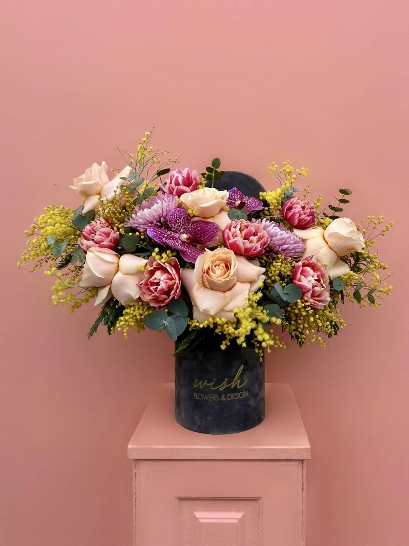 Spring Rose Gri Kadife Kutuda Bahar Aranjmanı