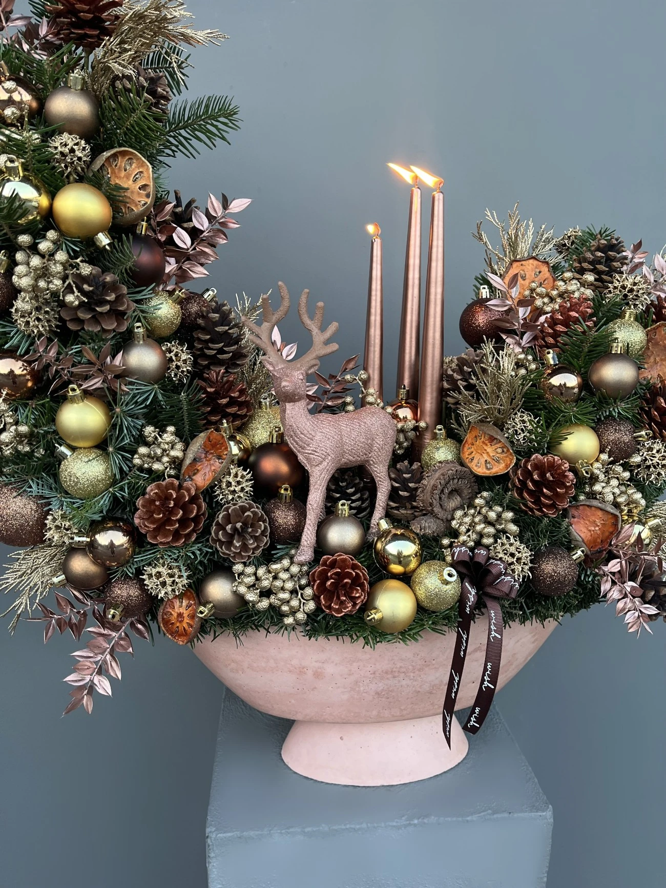 Bronze & Gold Elegance Geyikli & Mumlu Özel Tasarım Yılbaşı Aranjmanı