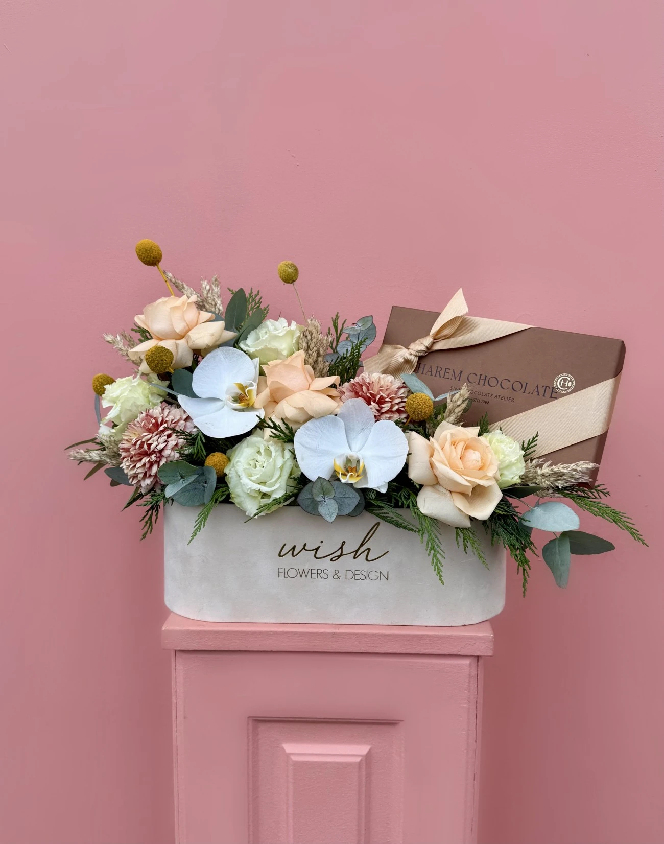 Krem Kadife Kutuda Çikolatalı Çiçek Bahçesi