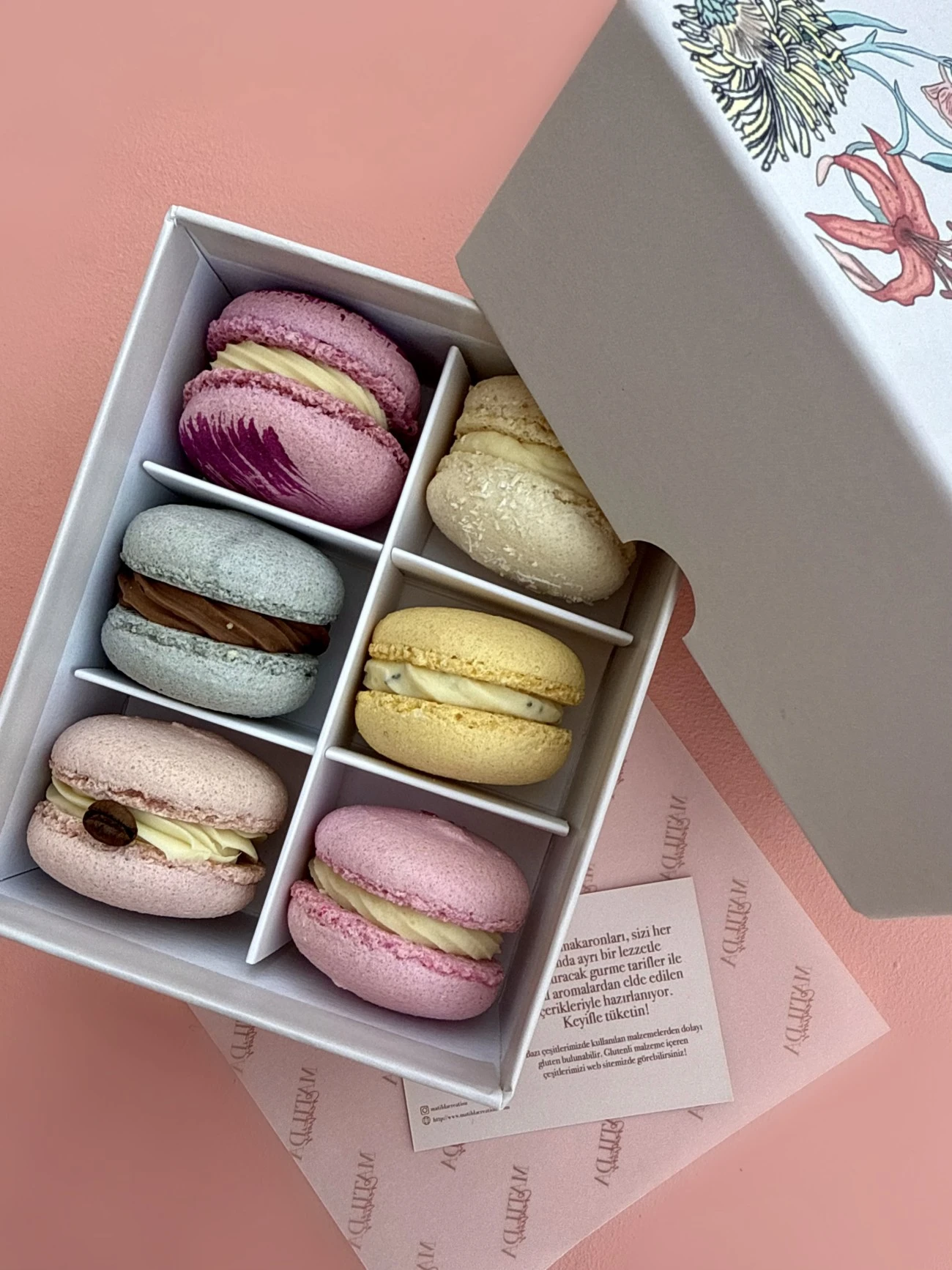 Pembe Kadife Kutuda Makaronlu Çiçek Bahçesi