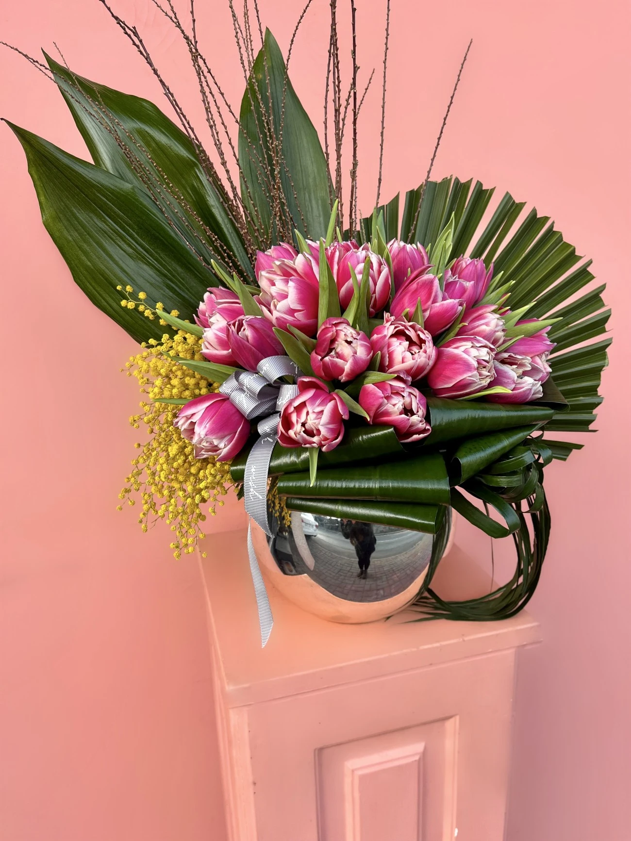 Gümüş Vazoda Pembe Laleler