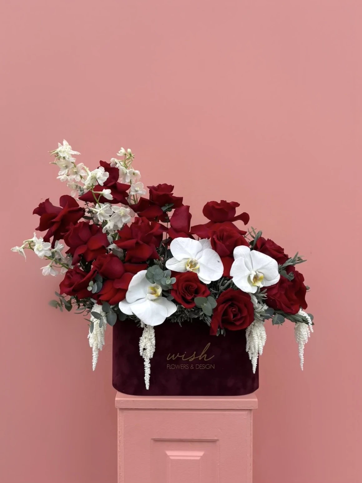 Love in White & Red Bordo Kadife Kutuda Kırmızı Gül Aranjmanı