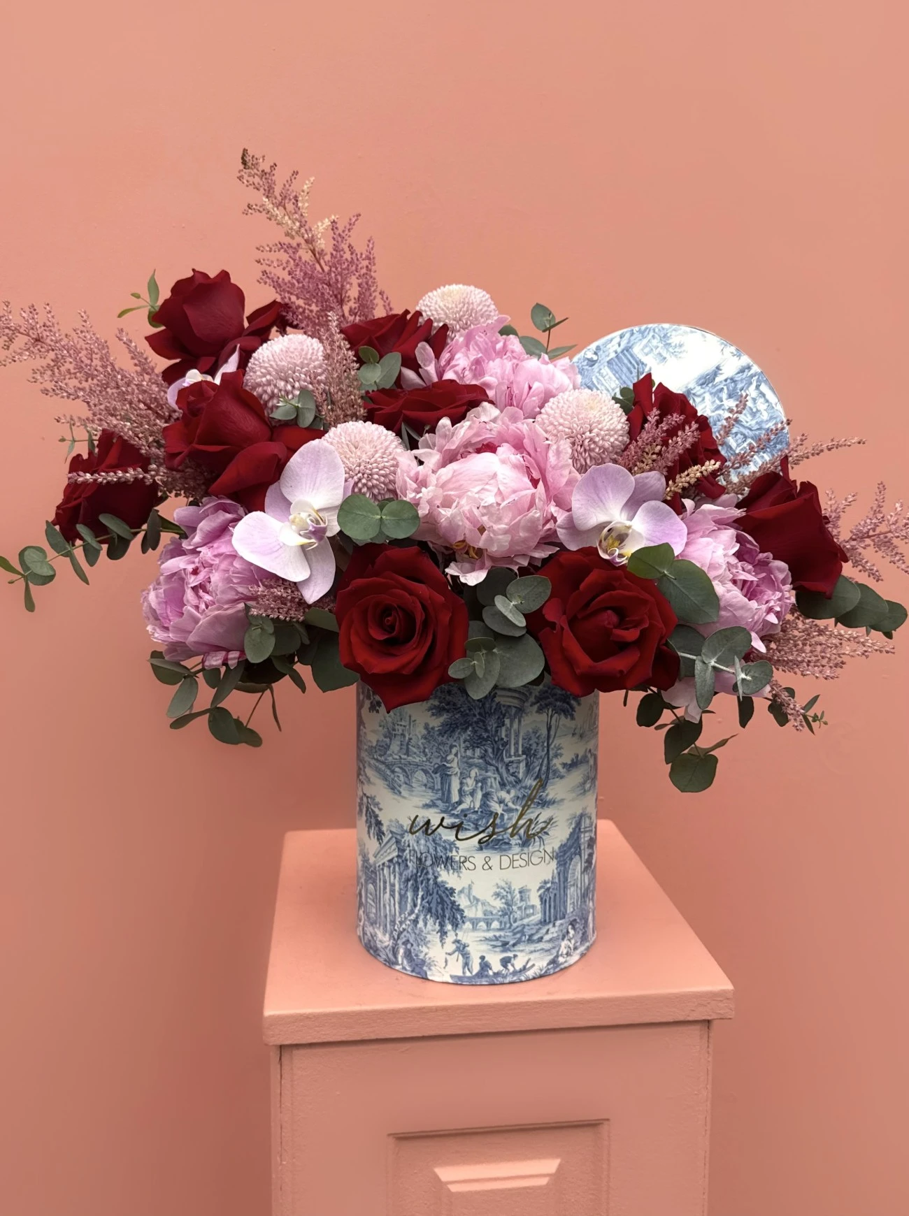 Red Blanc Kutuda Kırmızı Güller Ve Şakayıklar