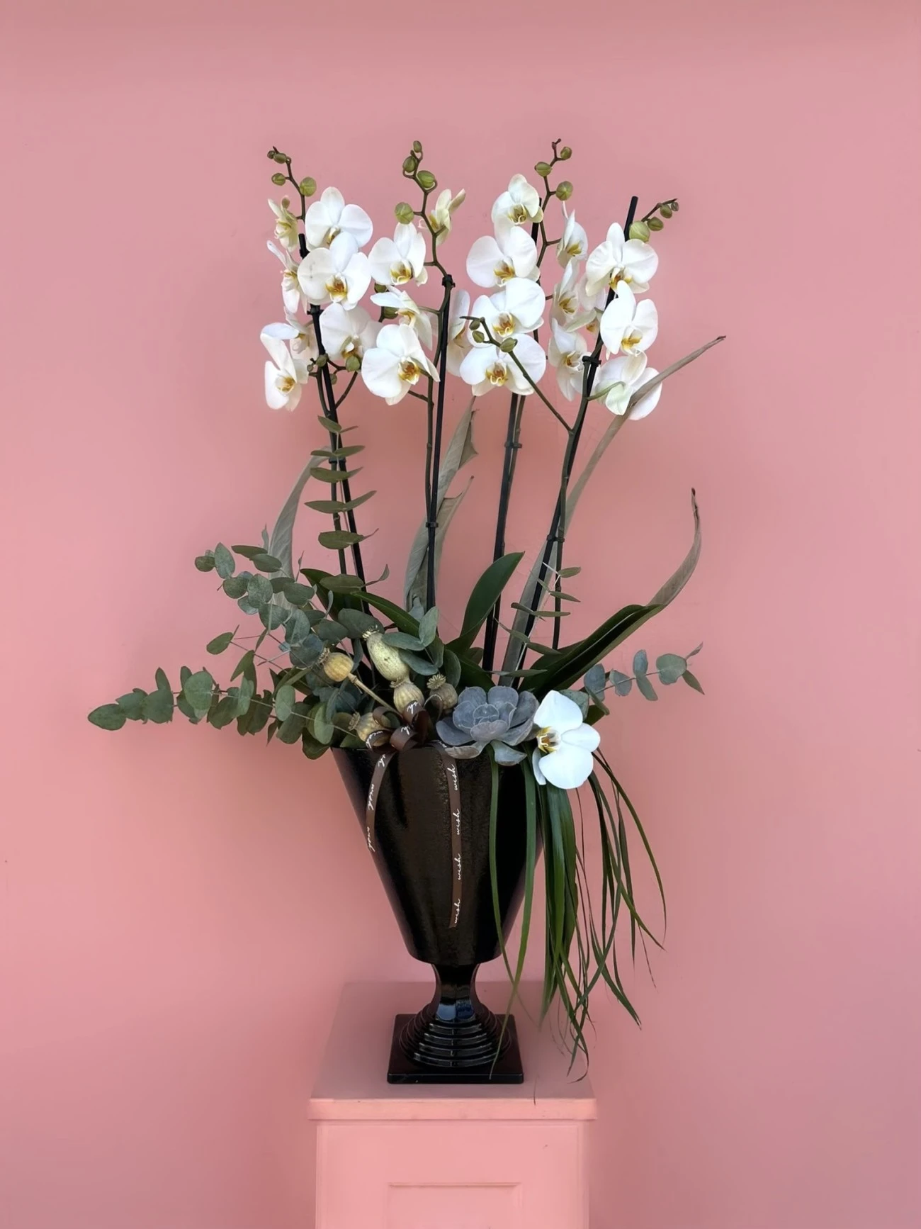 Siyah Cam Vazoda Beyaz Orkide Bahçesi