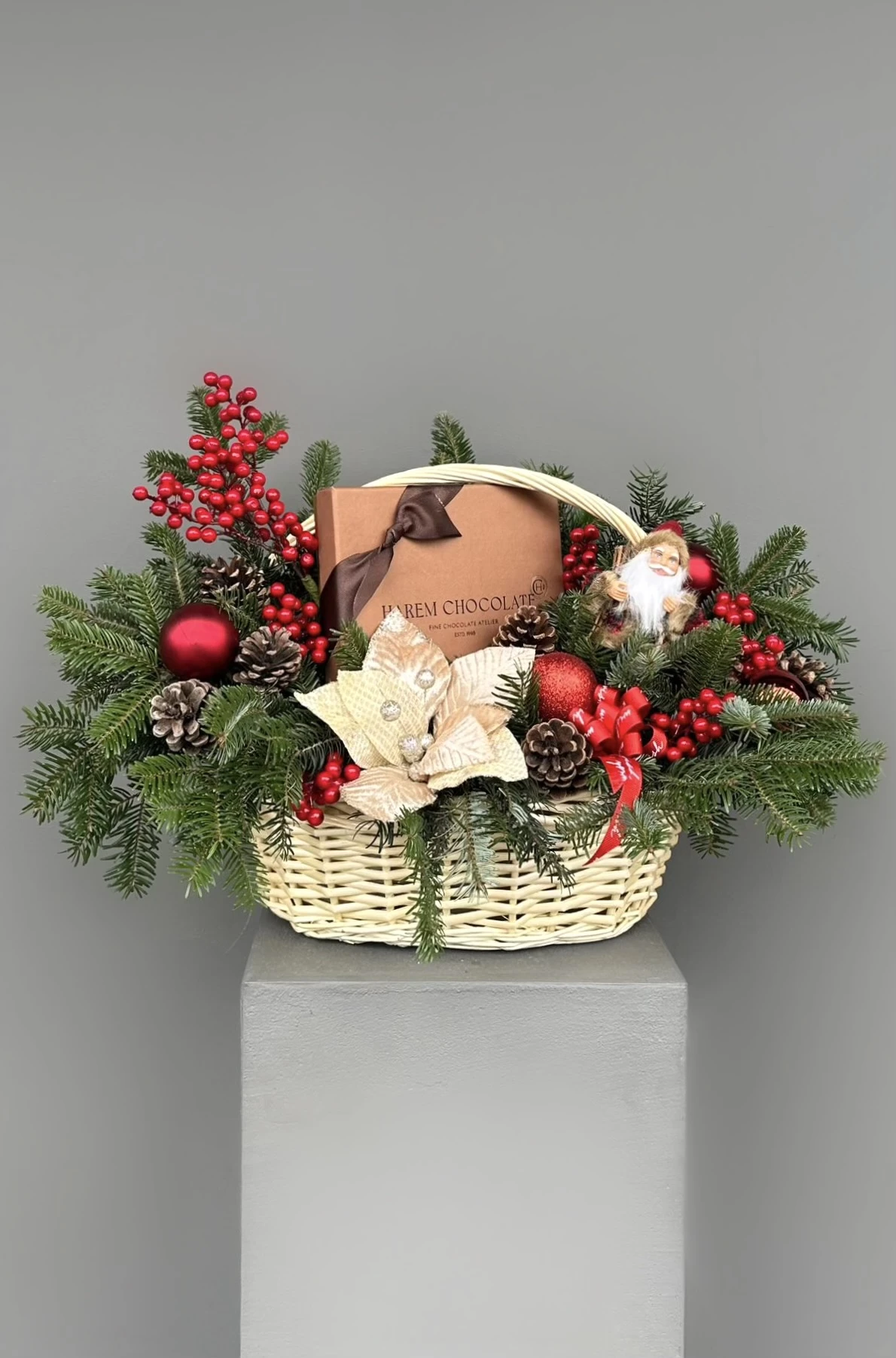 Çikolatalı & Noel Baba Figürlü Büyük Yılbaşı Sepeti