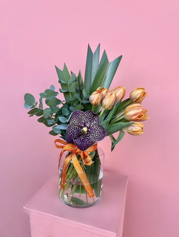 Vazoda Turuncu Laleler