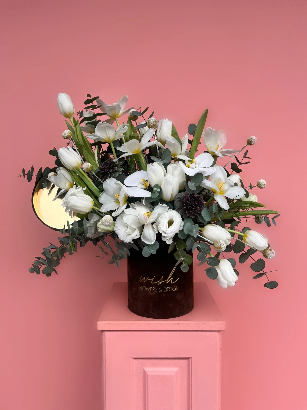 Kahverengi Kadife Kutuda White Tulip Dream Aranjman