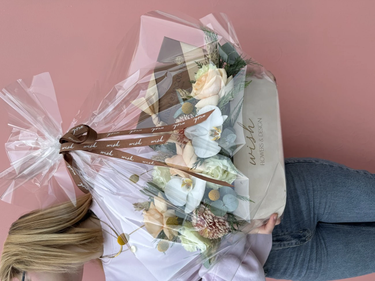 Krem Kadife Kutuda Çikolatalı Çiçek Bahçesi