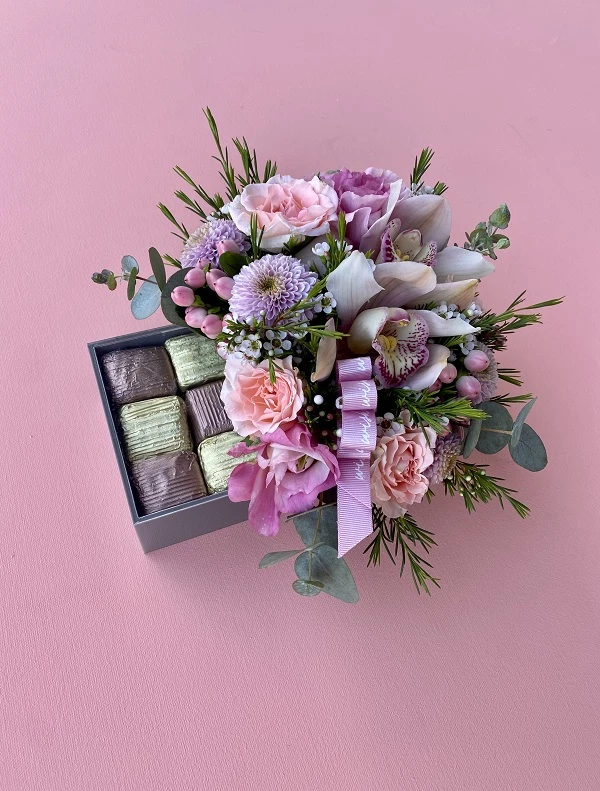 Pembe Çiçekli & Çikolatalı Pleksi Kutu