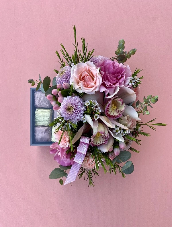 Pembe Çiçekli & Çikolatalı Pleksi Kutu