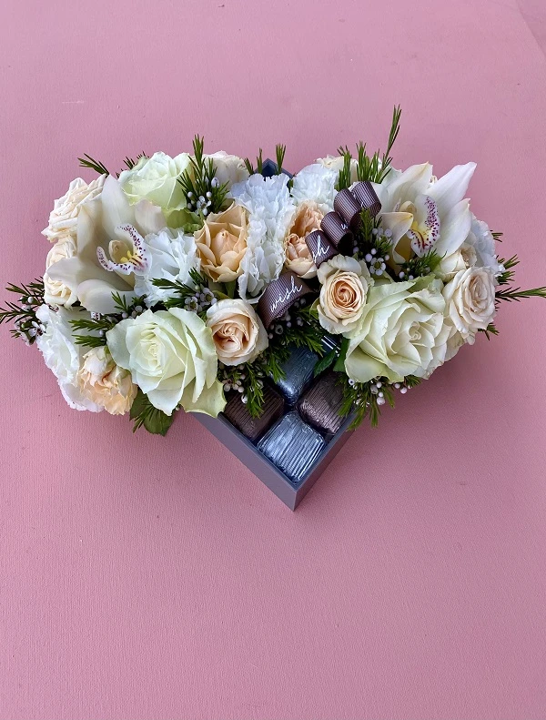 Beyaz Çiçekli & Çikolatalı Pleksi Kutu