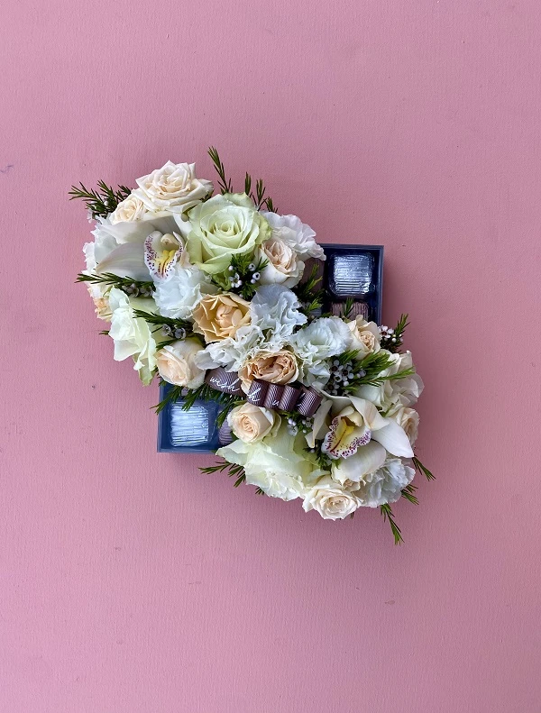 Beyaz Çiçekli & Çikolatalı Pleksi Kutu