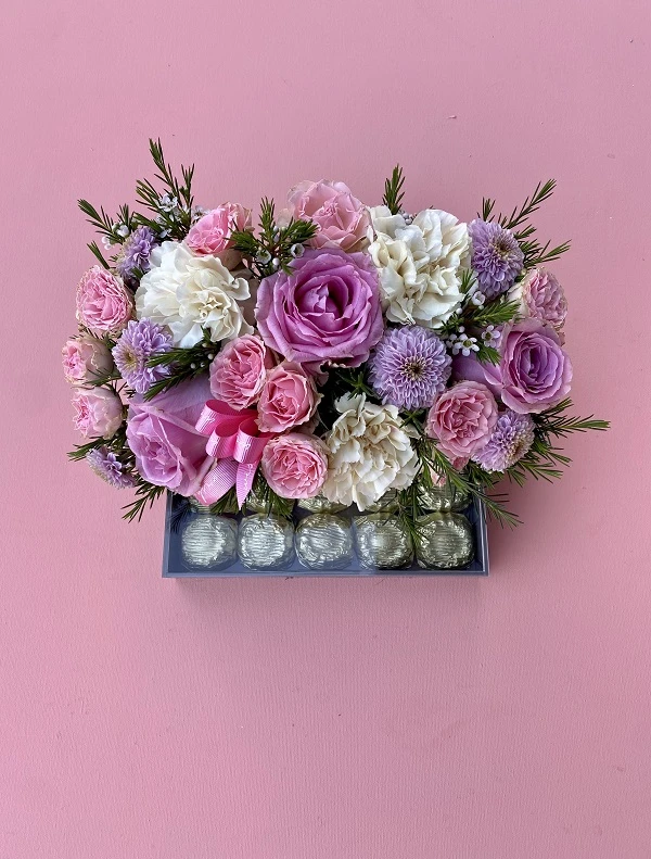 Pembe Çiçekli & Çikolatalı Pleksi Kutu