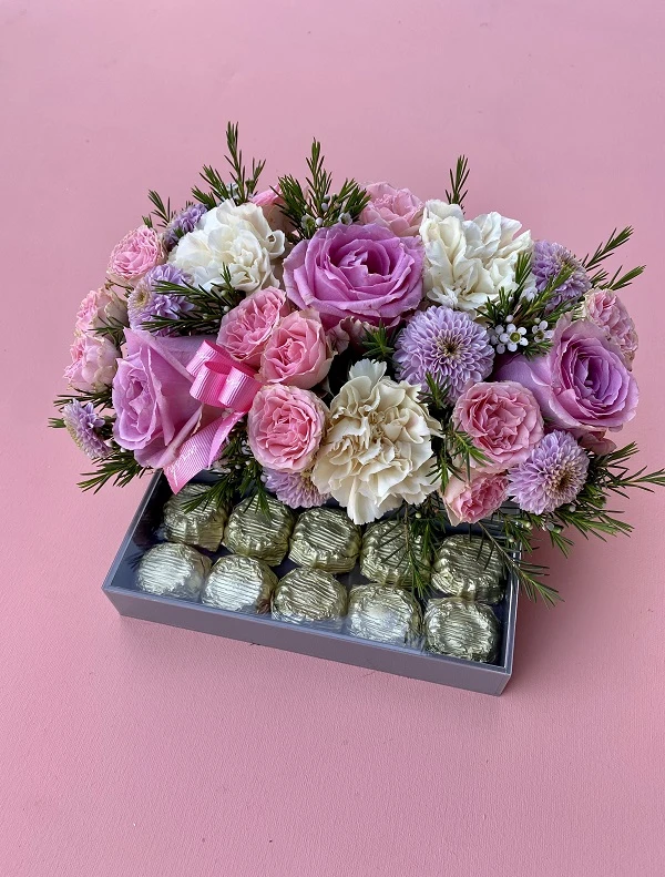 Pembe Çiçekli & Çikolatalı Pleksi Kutu