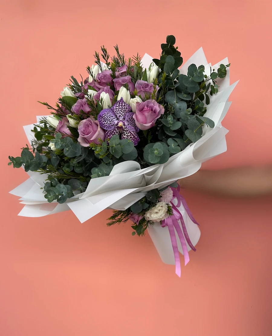 Lila Güller & Beyaz Laleler Karışık Buket