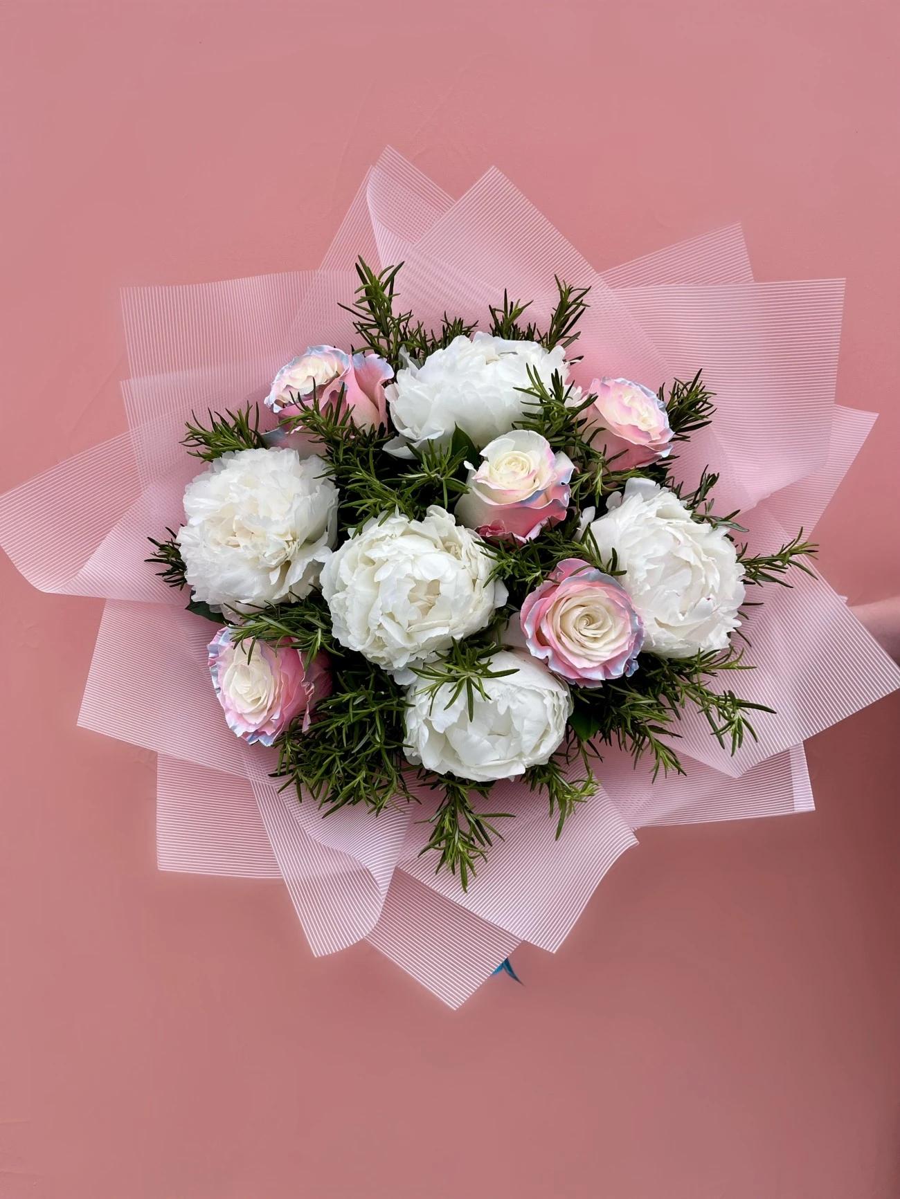 Pearl Aurora Özel Ekvator Gülleri & Beyaz Şakayık Buketi